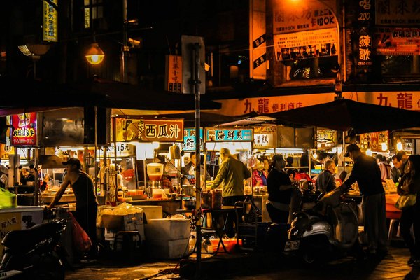 Comment planifier un voyage pour découvrir les marchés nocturnes en Asie du Sud-Est?